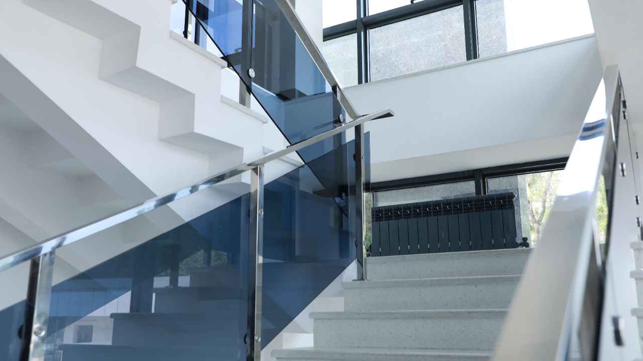 Jasa Railing Tangga Kaca Tempered Minimalis