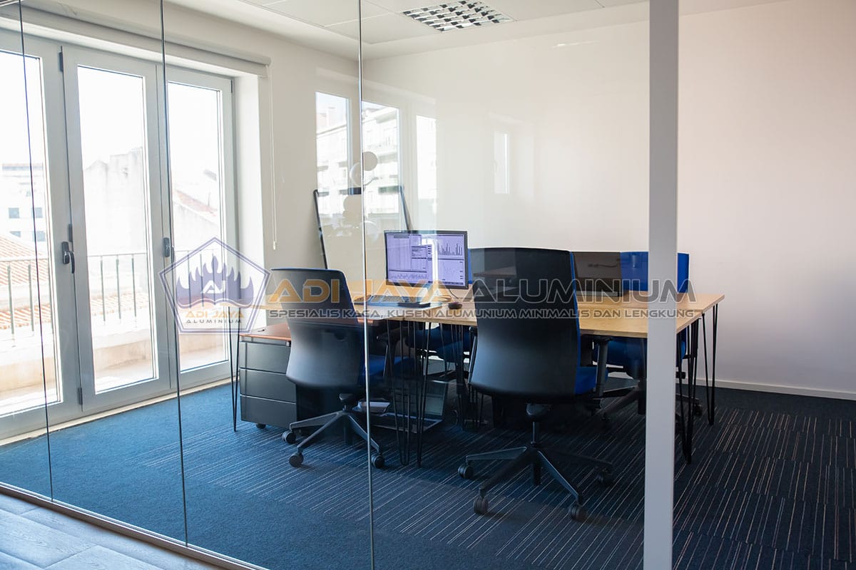 Harga Partisi Kaca Tempered 10mm: Kelebihan & Tips Memilihnya Harga Partisi Kaca Tempered 10mm