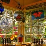 Motif Kaca Patri Favorit untuk Jendela, Pintu, dan Sekat Ruangan