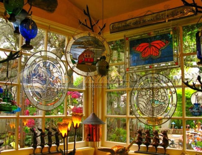 Motif Kaca Patri Favorit untuk Jendela, Pintu, dan Sekat Ruangan