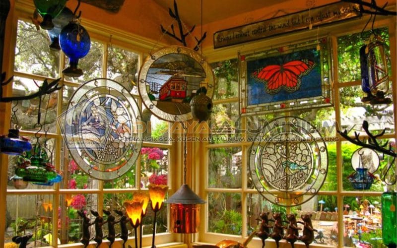 Motif Kaca Patri Favorit untuk Jendela, Pintu, dan Sekat Ruangan