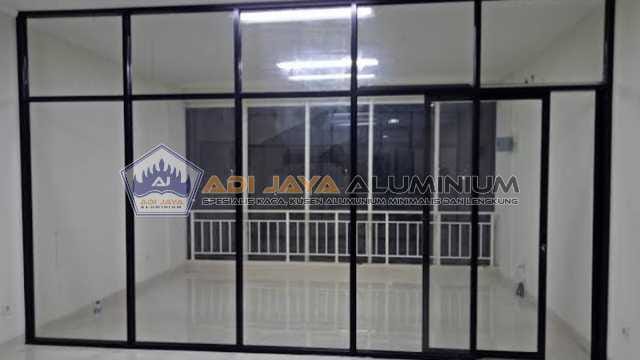 Tukang pasang partisi aluminium