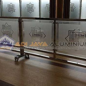 Tukang partisi kaca tempered mushola dalam rumah minimalis area Bekasi